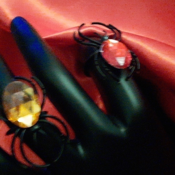 SPIDERS!!  Eeeek!  Halloween!    ADORABLE RINGS  (1 SET= 3 rings) - Picture 6 of 6